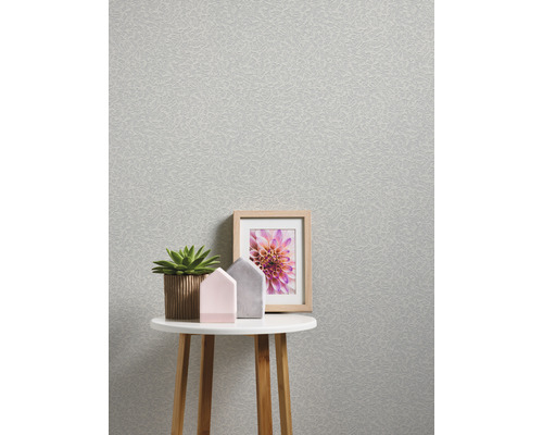 Gemusterten Tapetenhintergrund mit Tisch, Pflanze und Bilderrahmen