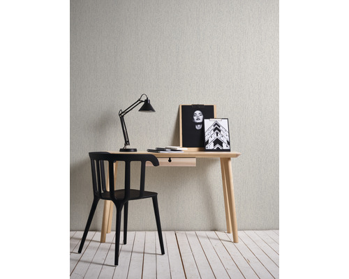 Arbeitszimmer mit Schreibtisch, Stuhl und Dekoration