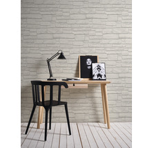 Arbeitszimmer mit Schreibtisch, Stuhl und Tapete in Steinoptik