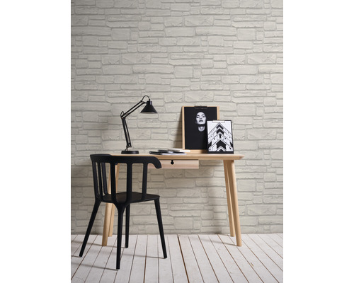 Arbeitszimmer mit Schreibtisch, Stuhl und Tapete in Steinoptik