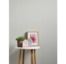 Helle, schlichte Tapete mit minimalistischem Design auf einer Wand