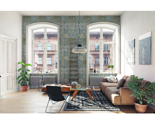 Helles Wohnzimmer mit Couch, Sessel, Teppich und dekorativer Wandtapete.