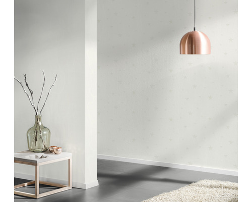 Raumansicht mit Sternentapete, Tisch mit Vase und Kupferleuchte