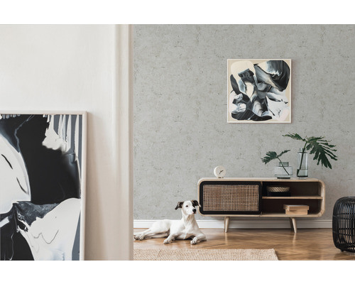 Wohnzimmer mit Design Tapete, Lowboard und abstrakten Gemälden