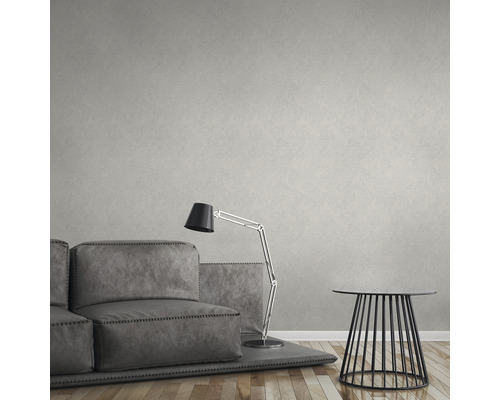 Wohnzimmer mit Sofa, Lampe, Beistelltisch und gemusterter Tapete