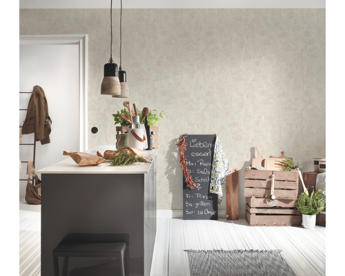 Helle Küche mit Kücheninsel, Tafel und Dekorationen