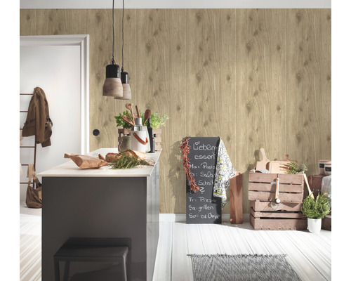 Helles Interieur mit einer Wandtapete in Holzoptik, einer Küchentheke und dekorativen Elementen.