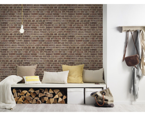 Dekorative Ziegelwand mit Sitzgelegenheit, Kissen und Holzscheiten für ein gemütliches Interieur