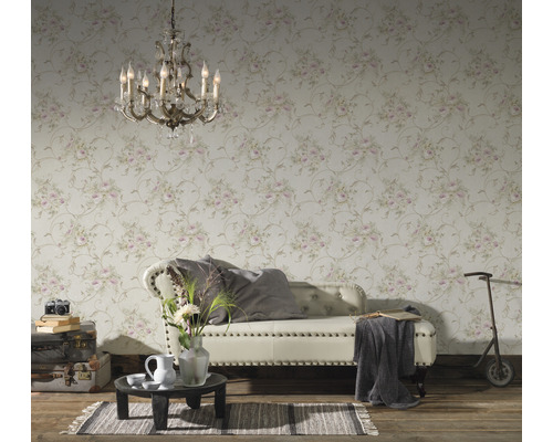 Wohnzimmer mit floral gemusterter Tapete, Sofa, Teppich und Dekoration