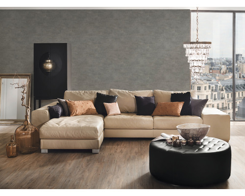 Wohnzimmer mit Ledersofa, Ottomanen und Dekorationsgegenständen