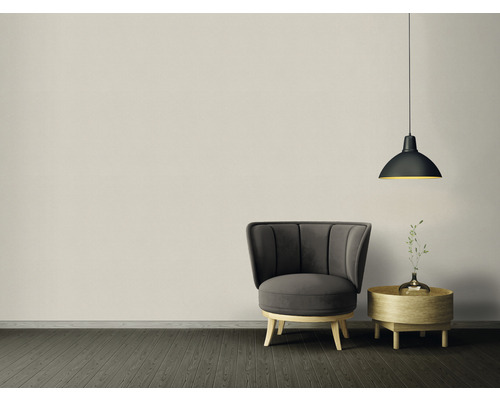 Innenaufnahme mit Sessel, Beistelltisch und Pendelleuchte