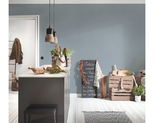 Helle Küche mit Kücheninsel, Dekorationen, Kreidetafel und Holzkisten