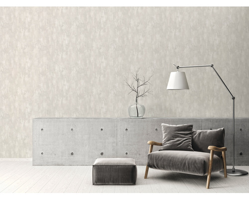 Wohnzimmer mit beiger Strukturtapete, Sessel, Lampe und Betonschrank