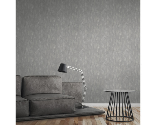 Graue Tapete mit Couch, Lampe und Tisch in einem Zimmer