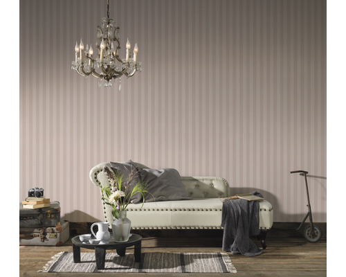 Wohnzimmer mit gestreifter Tapete, Sofa, Couchtisch und Kronleuchter