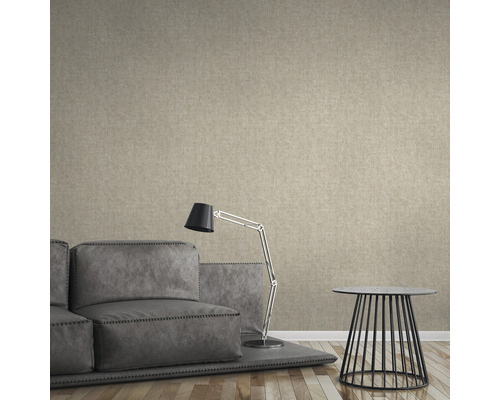 Wohnzimmer mit strukturierten Tapeten, Sofa, Stehlampe und Beistelltisch