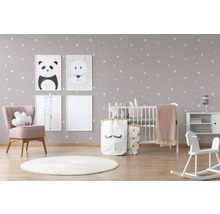 Kinderzimmer mit Kinderbett, Sessel, Schaukelpferd und Tierbildern an der Wand