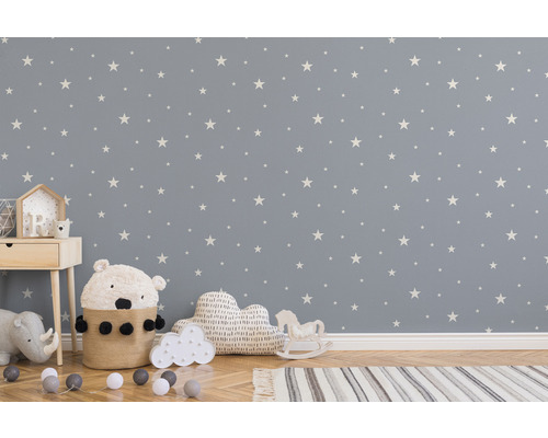 Kinderzimmer mit Sternentapete, Nachttisch und Spielzeug