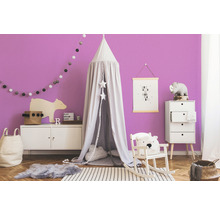 Kinderzimmer mit Baldachin, Schaukelstuhl und Kommode