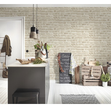 Helle Küche mit Kücheninsel und Wandtapete in Steinoptik für eine freundliche Atmosphäre.