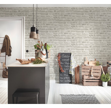 Heller Raum mit Kücheninsel, Kreidetafel und Mauer-Tapete