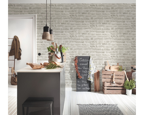 Heller Raum mit Kücheninsel, Kreidetafel und Mauer-Tapete