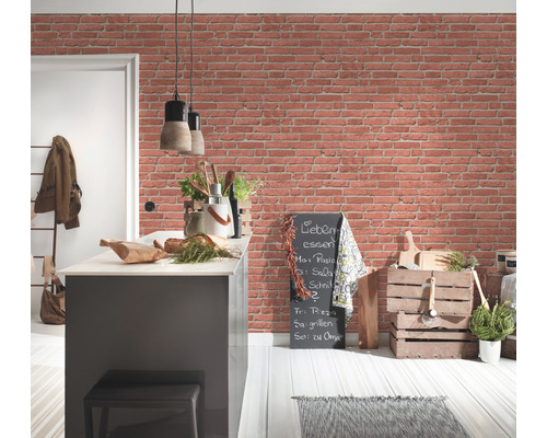 Helle Küche mit Ziegelwandtapete, Kochinsel und Dekoration