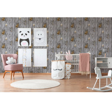 Kinderzimmer mit Tierdrucktapete, Kinderbett und Dekoration