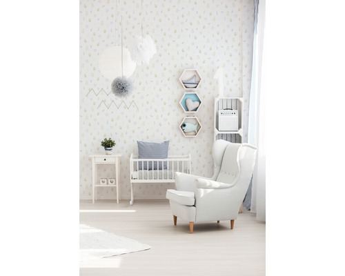 Kinderzimmer mit Kinderbett, Sessel und dekorativer Wandtapete