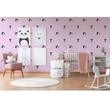 Helles Kinderzimmer mit Mustertapete, Kinderbett, Spielzeug und Möbeln