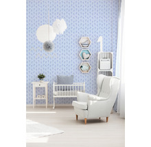 Babyzimmer mit Bett, Sessel und Wandtapete mit Motiv