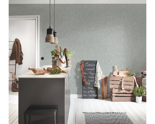 Helle Küche mit Kücheninsel, Tafel und Holzkisten zur Dekoration