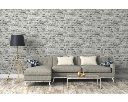Wohnzimmer mit grauer Steinoptik Tapete, Sofa, Stehlampe und Couchtisch