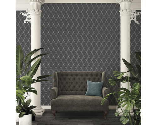 Dekorative Wandgestaltung mit gemusterten Tapeten, Säulen und Zimmerpflanzen für ein stilvolles Interieur.