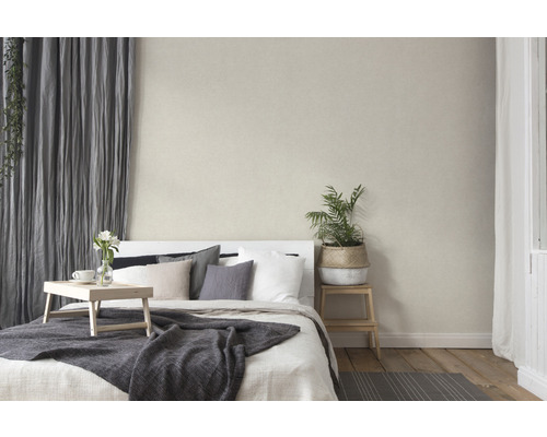 Schlafzimmer mit Bett, Vorhängen und Pflanze für eine ruhige Atmosphäre