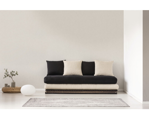 Wohnzimmer mit Futonbett, Kissen und Dekoration