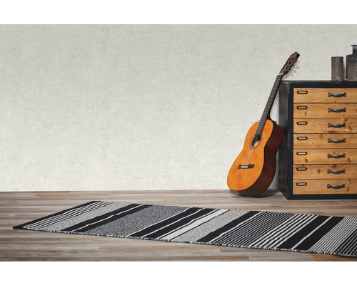 Dekoratives Zimmer mit gestreiftem Teppich, Gitarre und Kommode