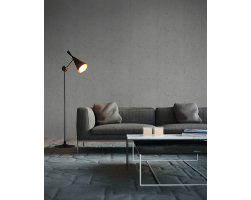 Wohnzimmer mit Sofa, Tisch und Stehlampe