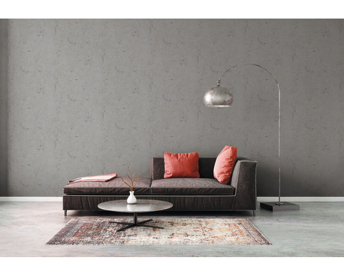 Heller Wohnraum mit grauer Couch, Teppich und Stehlampe