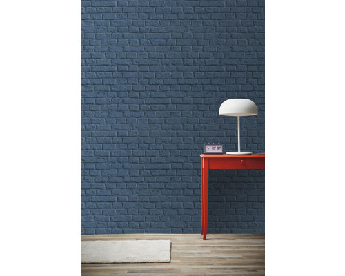 Wohnraum mit Ziegelwand, Tisch und Lampe