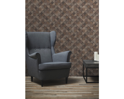 Wohnzimmer mit Sessel, Beistelltisch und Tapete mit geometrischem Muster