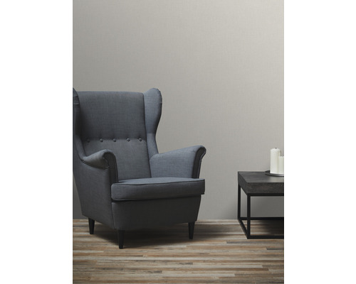 Wohnzimmer mit Sessel und Couchtisch