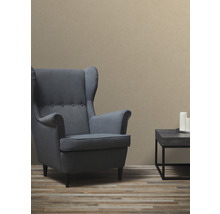Wohnzimmer mit Sessel, Tisch und Tapete