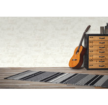 Szene mit gemusterter Fußmatte, Gitarre und Kommode im Zimmer
