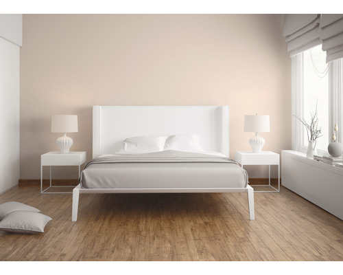 Schlafzimmer mit Bett, Nachttischen und Lampen auf Holzboden