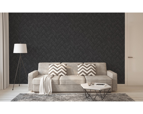 Wohnzimmer mit dunkler Tapete und geometrischem Muster, Sofa, Stehlampe und Teppich