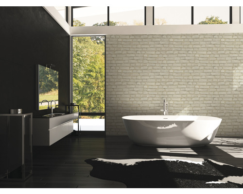 Modernes Badezimmer mit Badewanne, Waschtisch und großem Fenster