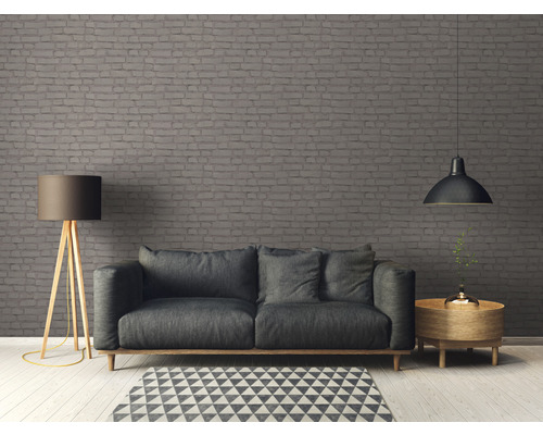 Wohnzimmer mit Sofa, Stehlampe, Hängelampe, Beistelltisch und gemusterter Tapete