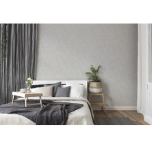 Helles Schlafzimmer mit Bett, Nachttisch, Pflanze und Vorhängen