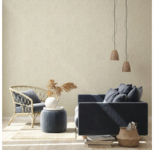Wohnzimmer mit Rattansessel, Sofa und gemusterter Tapete